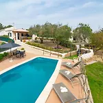 Casa Dina فيلة إيز ميركاذال